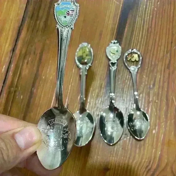 Collectible silver spoons set of 4 - Picture 2 of 6